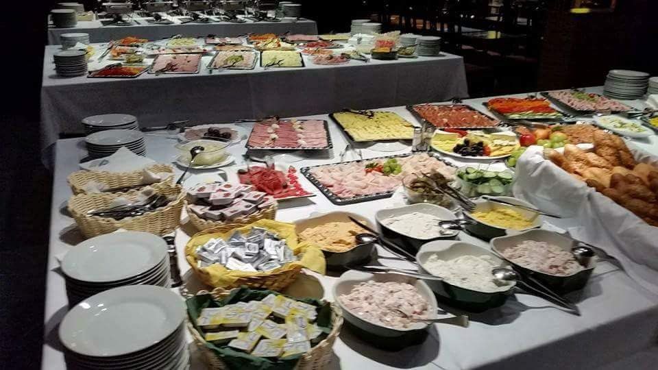 Catering mit kalten Aufschnitt Platten, warmen Buffet, verschiedenen Aufstrich, Butter, Marmeladen, Honig und Gebäck Auswahl 