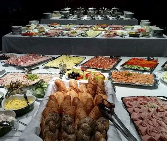 Catering mit kalten Aufschnitt Platten, warmen Buffet, verschiedenen Aufstrich und Gebäck Auswahl 