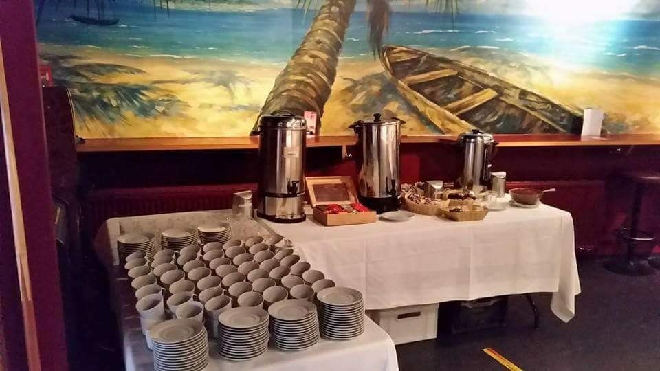 Catering mit Kaffee, Tee, heißer Milch und Kakao 