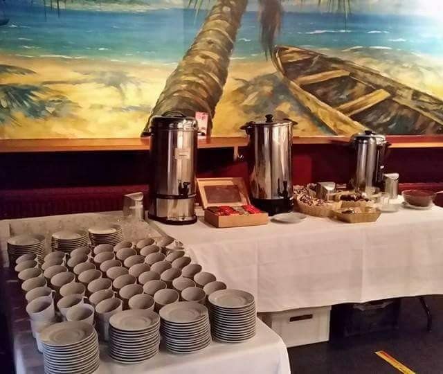 Catering mit Kaffee, Tee, heißer Milch und Kakao 