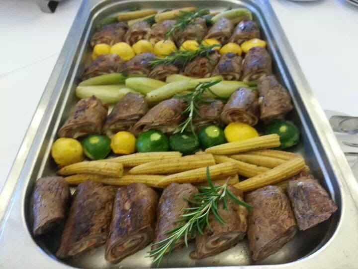 Warmes Buffet mit Rindsrouladen und Junggemüse
