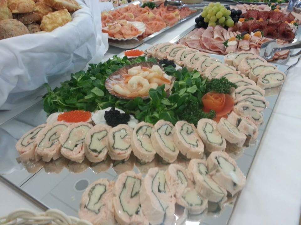 Spiegelplatte mit gefüllten Lachsröllchen und Garnelen in Jakobsmuschel an Vogerlsalat 