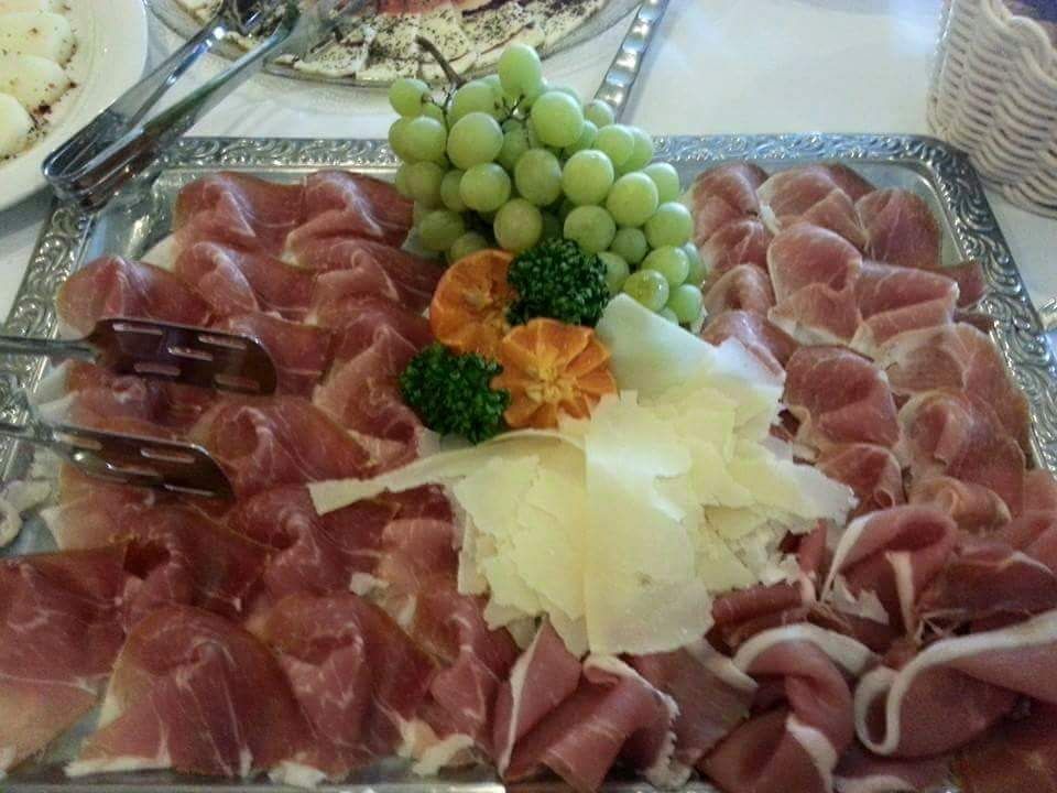 Aufschnitt Platte mit Prosciutto, Parmesan und Weintrauben/Orangen Garnierung