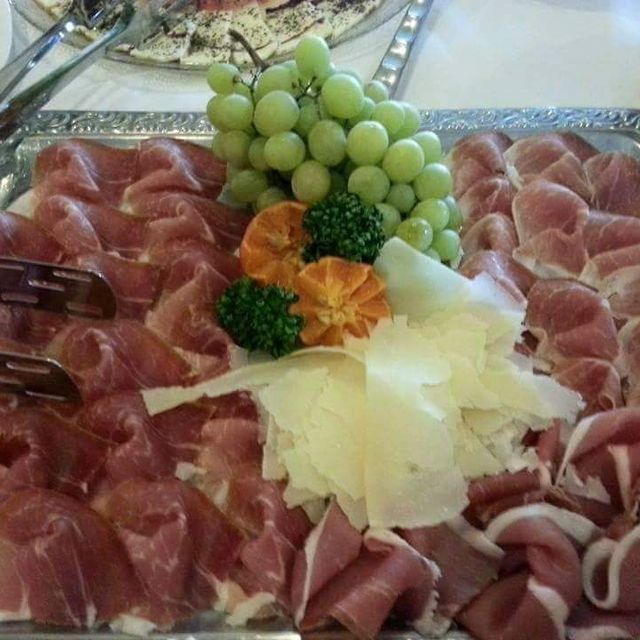 Aufschnitt Platte mit Prosciutto, Parmesan und Weintrauben/Orangen Garnierung