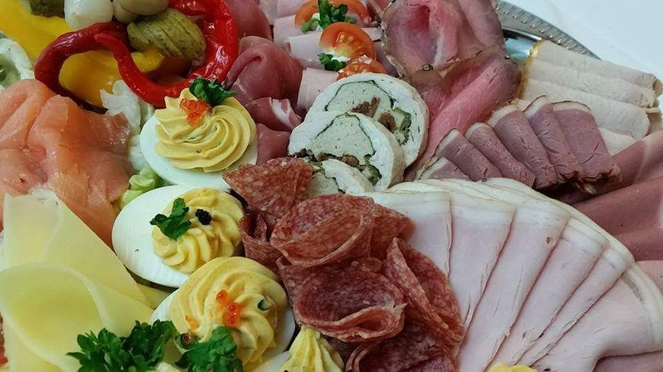 Exklusive Festtagsplatte mit Aufschnitt und gefüllten Eiern 