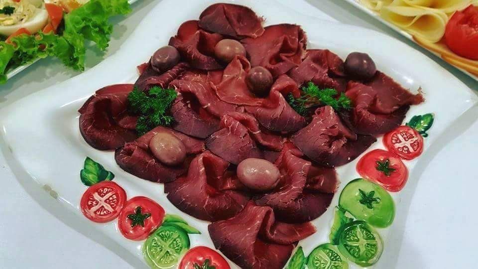 Bresaola Platte garniert mit Oliven 