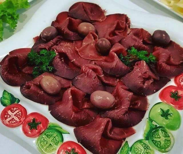 Bresaola Platte garniert mit Oliven 