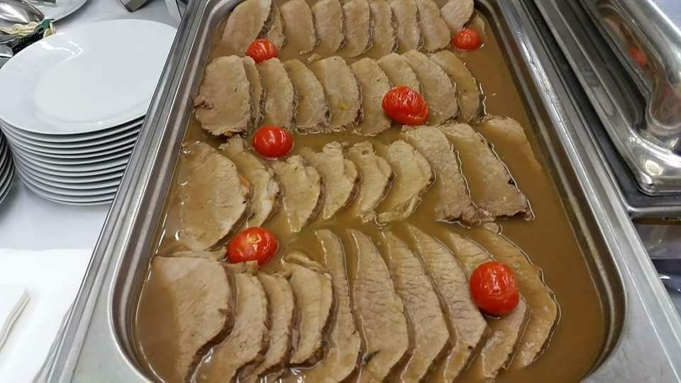 Warme Buffet mit Rinderbraten in Burgundersauce