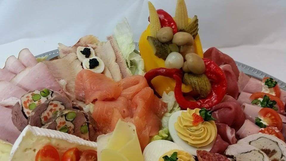 Festtagsplatte mit allerlei Köstlichkeiten und pikant gefüllten Paprika als Garnierung 