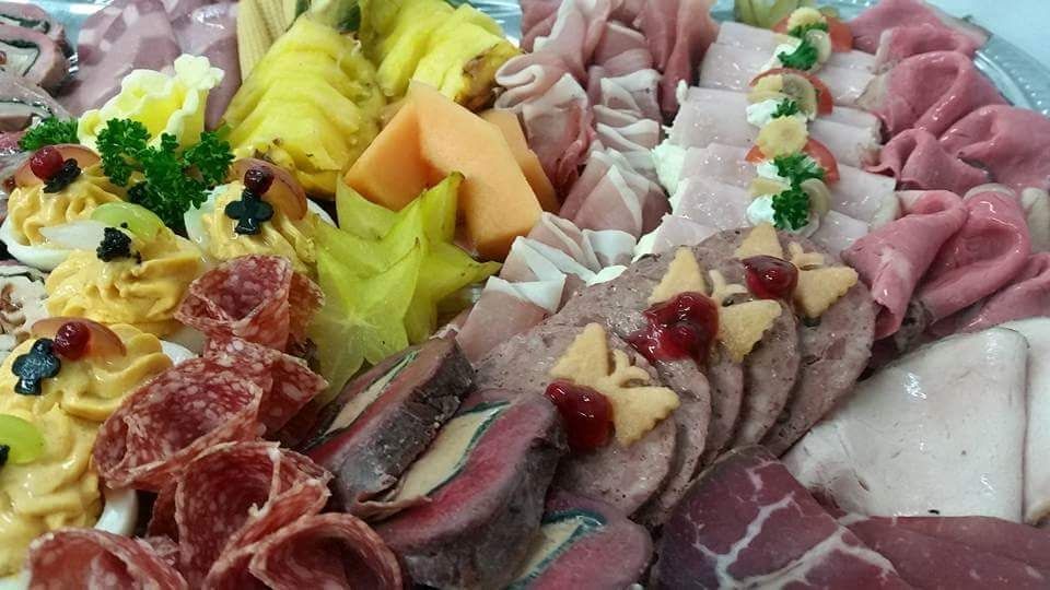 Detailfoto - Festtagsplatte mit Beef Tatar, gefüllter Putenbrust, Rehfilet mit Enten Paté, geräucherter Entenbrust, Schinkenröllchen mit Gervais Creme, gefüllte Eier, Schweinsfilet mit Gänseleber Creme, Wildhasen Terrine, Roastbeef, Prosciutto, Bresaola, Kümmel Karree, geräucherter Heilbutt, geräuchertes Makrelenfilet, Räucherlachs, geräuchertes Forellen Filet, Jägerpastete und Burgunder Schinken 