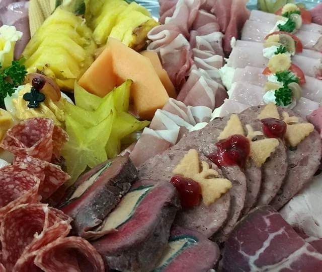 Detailfoto - Festtagsplatte mit Beef Tatar, gefüllter Putenbrust, Rehfilet mit Enten Paté, geräucherter Entenbrust, Schinkenröllchen mit Gervais Creme, gefüllte Eier, Schweinsfilet mit Gänseleber Creme, Wildhasen Terrine, Roastbeef, Prosciutto, Bresaola, Kümmel Karree, geräucherter Heilbutt, geräuchertes Makrelenfilet, Räucherlachs, geräuchertes Forellen Filet, Jägerpastete und Burgunder Schinken 