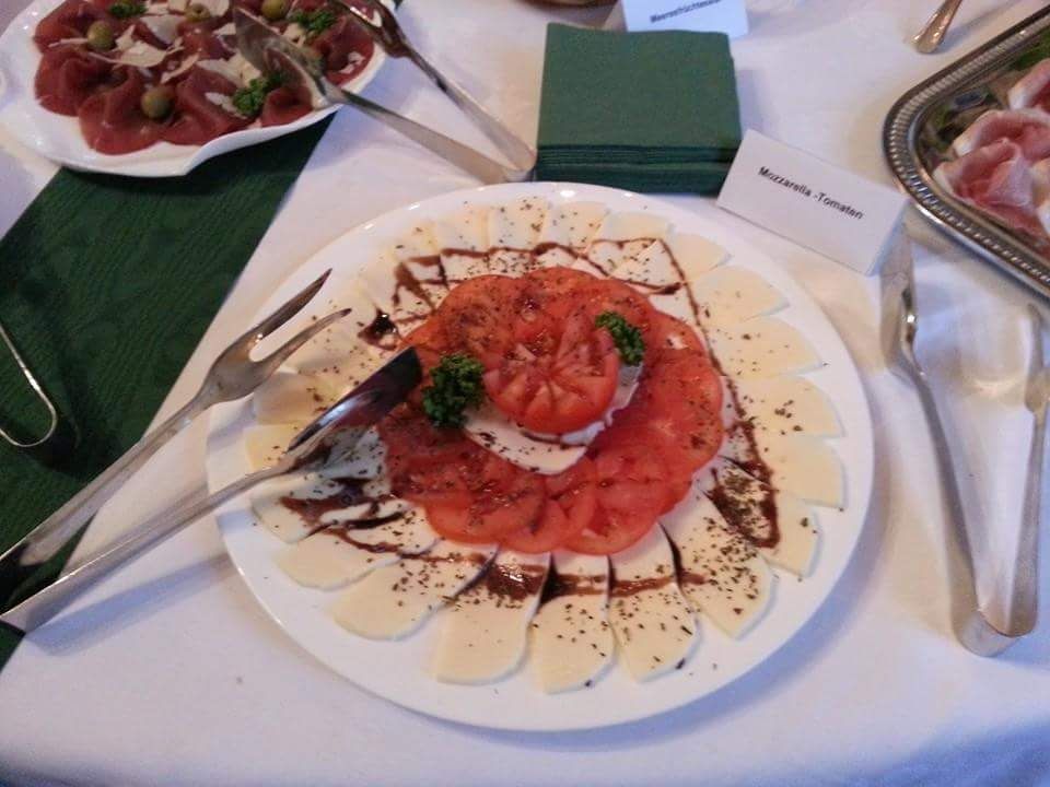 Mozzarella - Tomaten Aufschnitttasse mit Balsamico Reduktion