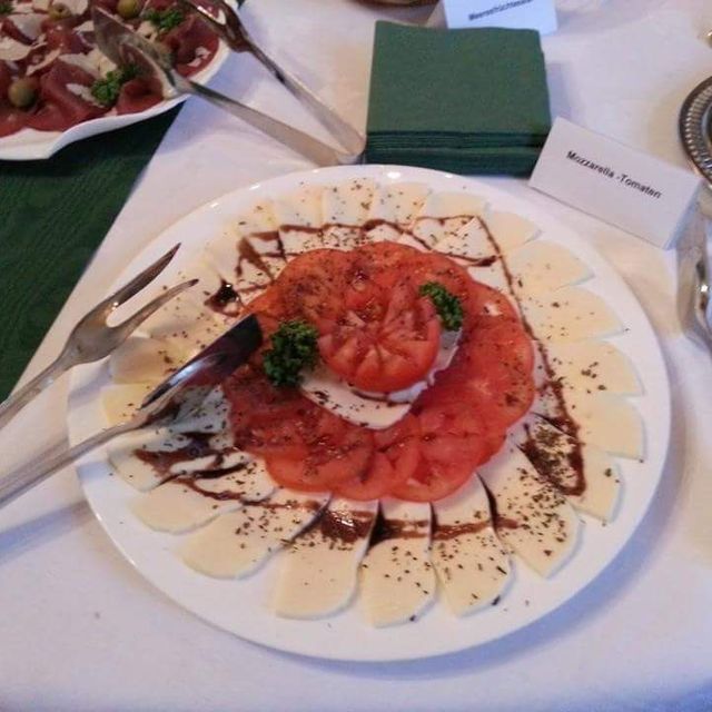 Mozzarella - Tomaten Aufschnitttasse mit Balsamico Reduktion