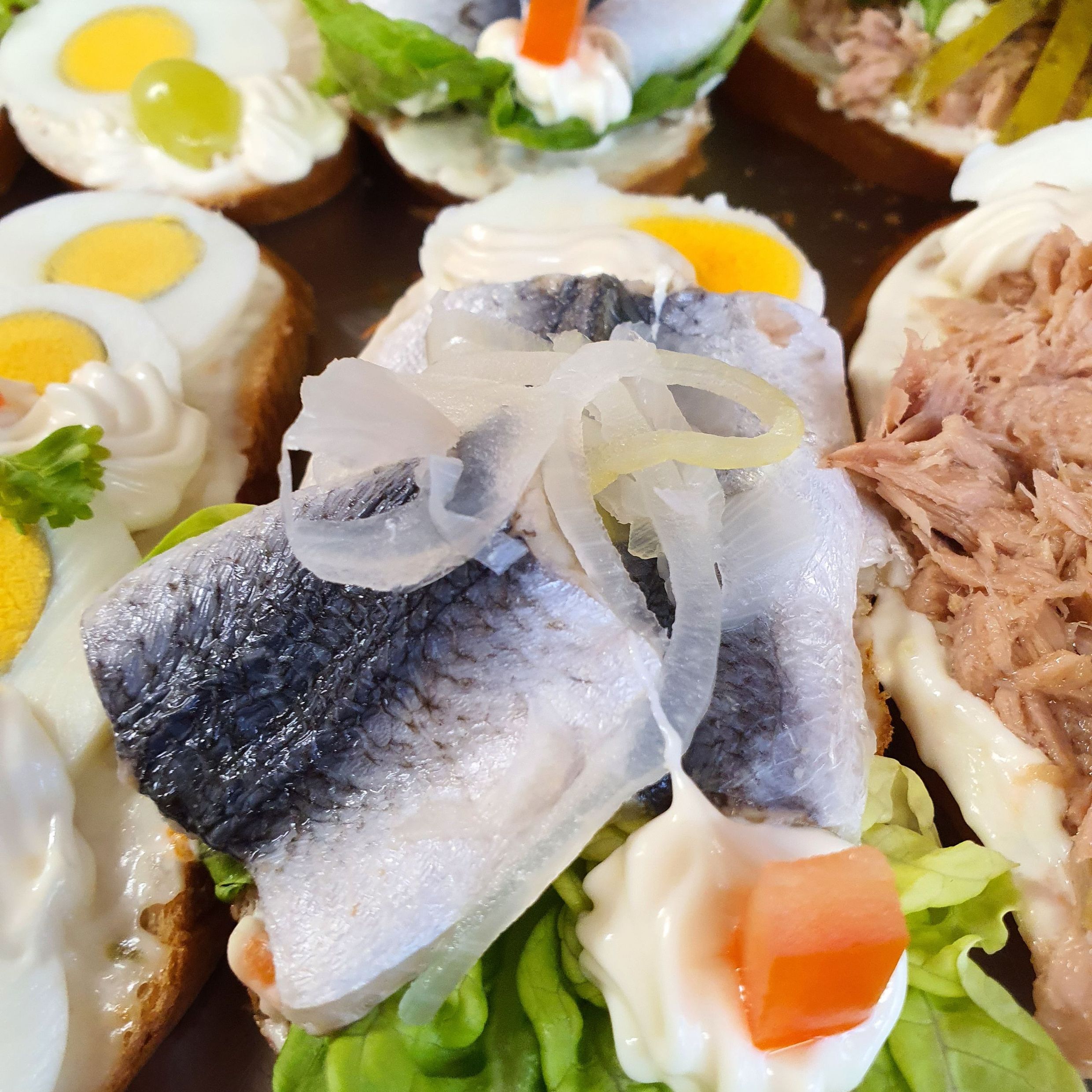 Gemischt belegte Sandwichbrötchen
