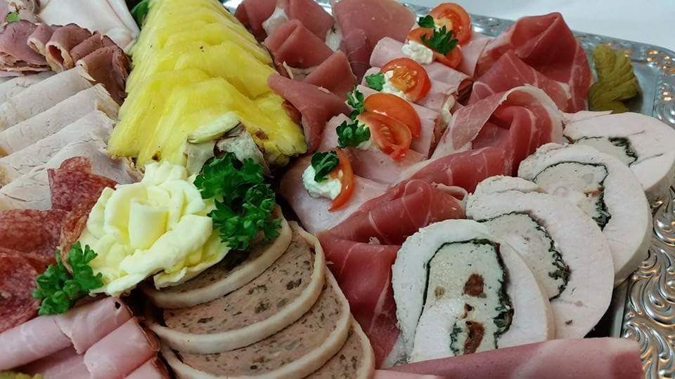 Exklusive Aufschnittplatte mit Pasteten und Schinken Röllchen 