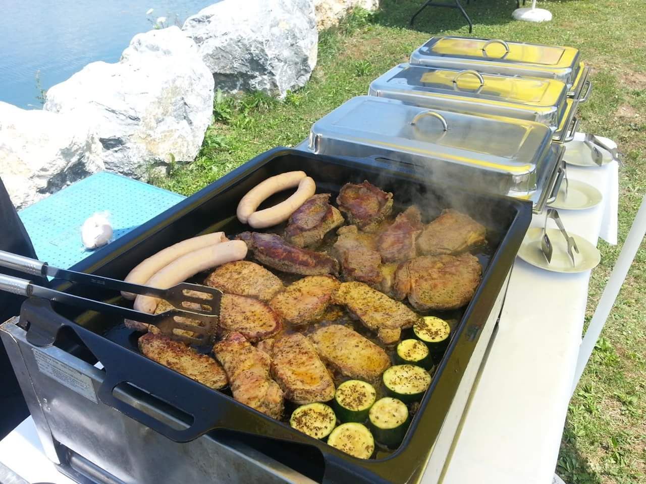 Grill Buffet mit Grillwürsten, Filets vom Rind, Grill Koteletts und gegrillten Zucchinis 