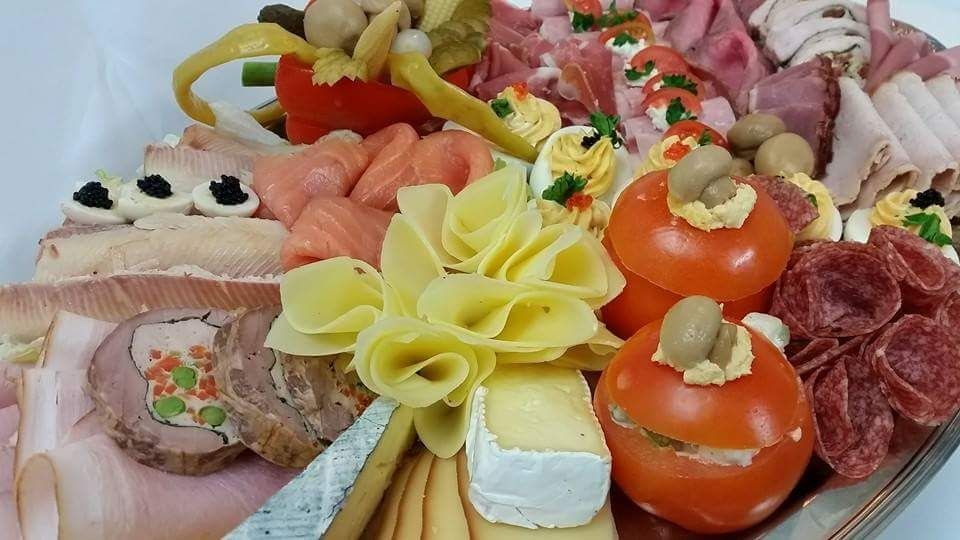 Gemischte exklusive Festtagsplatte mit gefüllten Tomaten ,Käse und Pasteten 