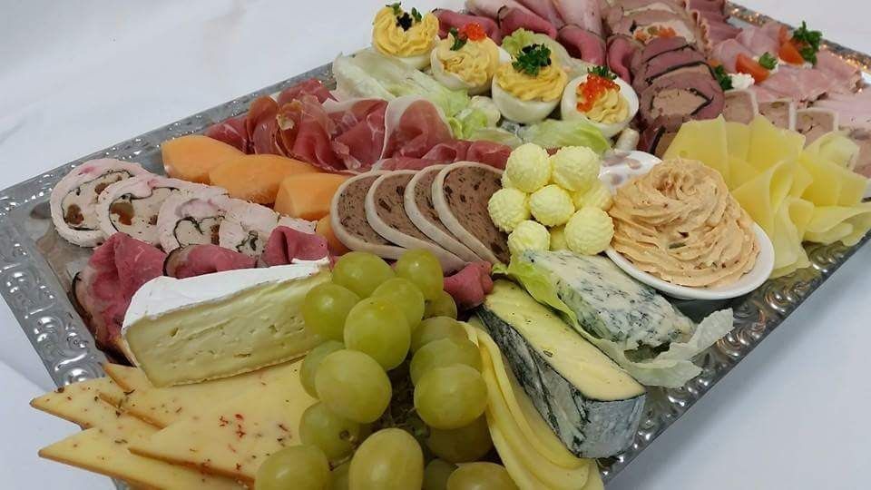 Exklusive Festtagsplatte mit käse , Lachs ,Schinkenröllchen und gefüllten Eiern