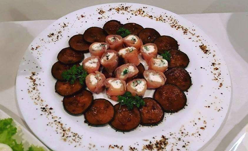 Räucherfisch Röllchen gefüllt mit Kräuter - Frischkäse Creme an in Balsamico marinierten Salatgurken 