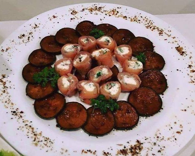Räucherfisch Röllchen gefüllt mit Kräuter - Frischkäse Creme an in Balsamico marinierten Salatgurken 