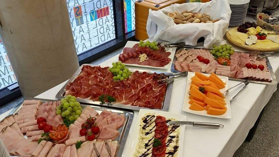 Buffet mit Käseauswahl, Gebäck und Aufschnitt Platten