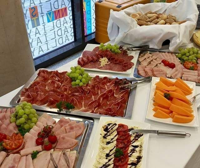 Buffet mit Käseauswahl, Gebäck und Aufschnitt Platten