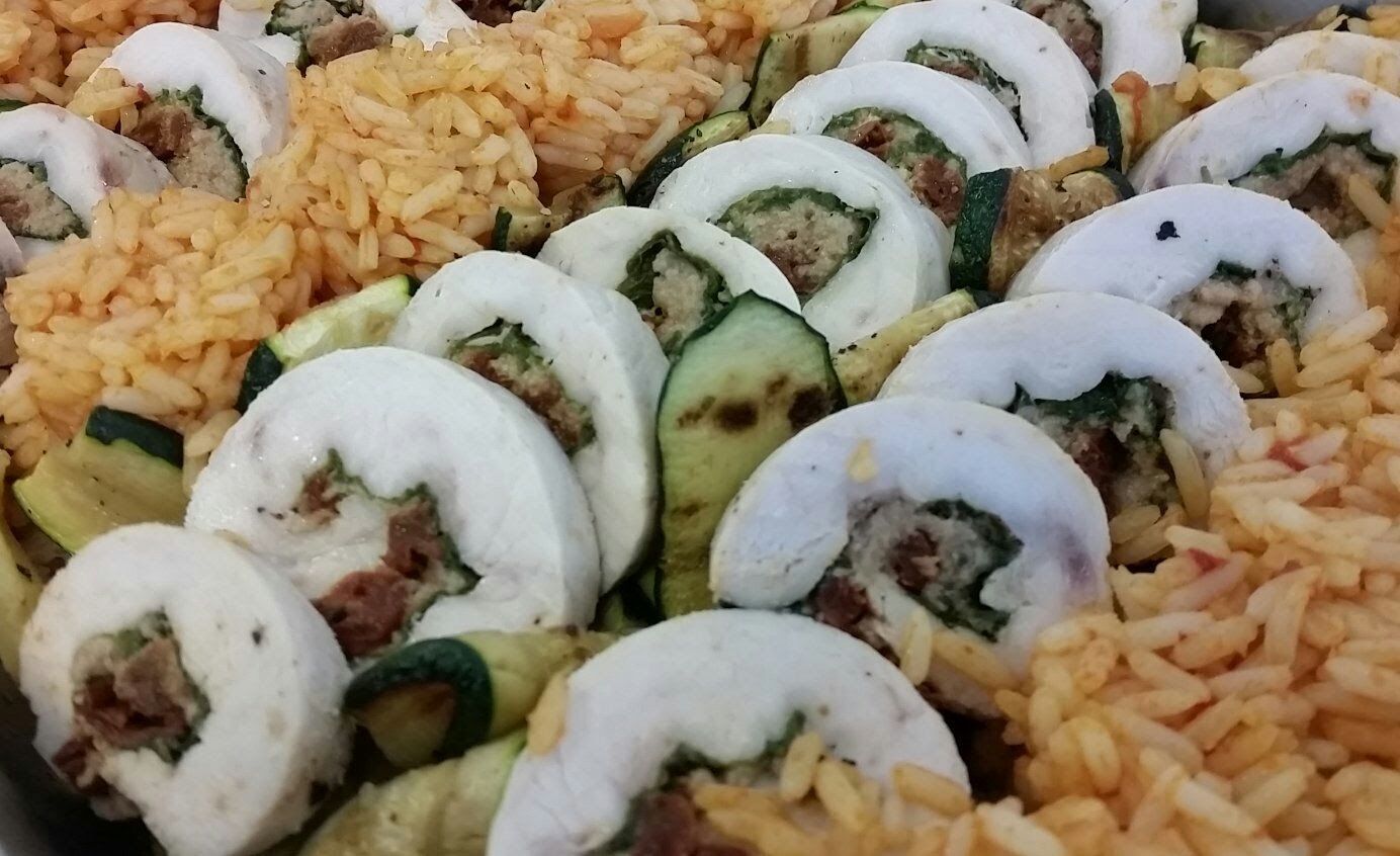 Warmes Buffet mit Putenfilet Roulade, gegrillten Zucchini und Tomatenreis