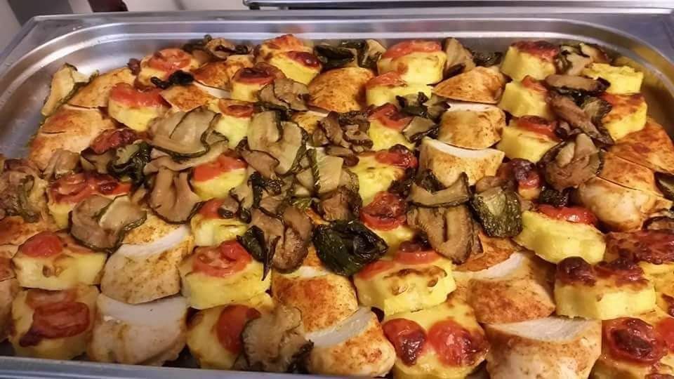 Warmes Buffet mit Hühnerbrustfilet, überbackenen Polentaschnitten und Kräuterseitlinge 