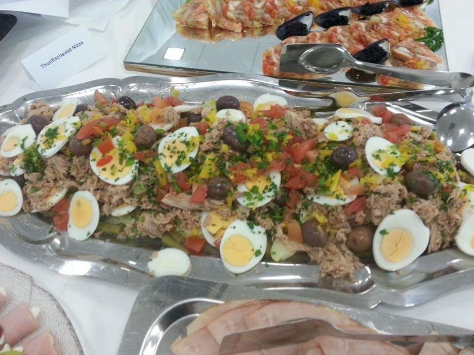 pikanter Thunfisch Salat mit Eiern und Oliven 