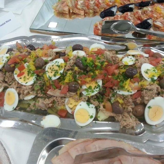 pikanter Thunfisch Salat mit Eiern und Oliven 