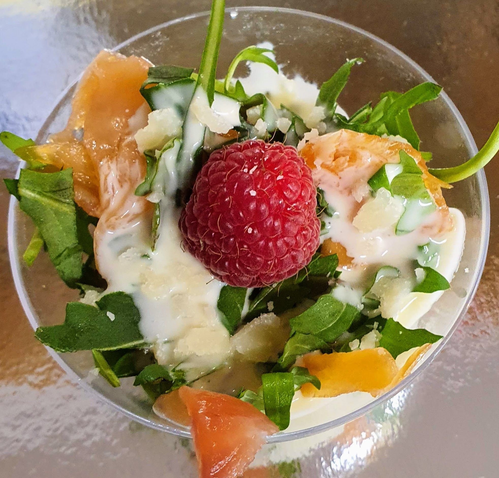 Lachs - Rucola Salat mit Limetten - Honig Dressing im Schälchen 