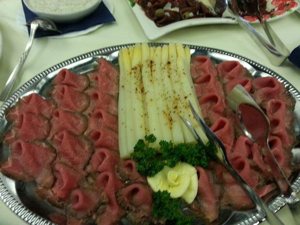 Aufschnitt Platte mit Roastbeef und Spargel sowie Butterrosen Garnierung 