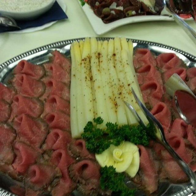 Aufschnitt Platte mit Roastbeef und Spargel sowie Butterrosen Garnierung 