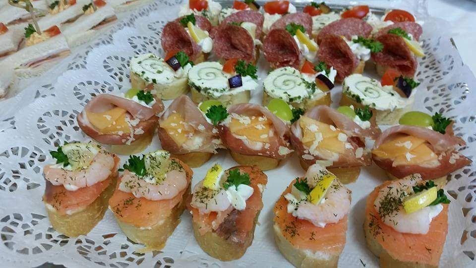 Kalte Fingerfood Happen - Canapé mit Räucherlachs und Garnelen, Rohschinken Canapé mit Melonen und Parmesan, Sandwichhappen mit Kräuterrollino, Salami Canapé 