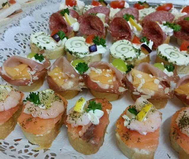 Kalte Fingerfood Happen - Canapé mit Räucherlachs und Garnelen, Rohschinken Canapé mit Melonen und Parmesan, Sandwichhappen mit Kräuterrollino, Salami Canapé 