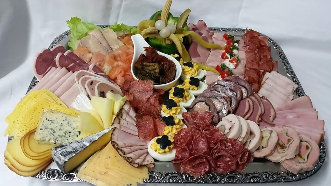 Exklusive Aufschnittplatte mit gefüllten Putenbrust Röllchen, Käse Auswahl, Räucherfisch Variation, gefülltenEiern und Schinkenröllchen 