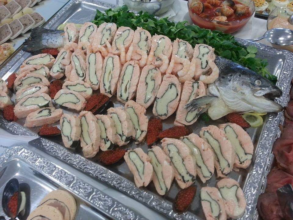 Exklusive Platte mit pochiertem Lachs und Lachsröllchen gefüllt mit Heilbuttfarce und Mangold 