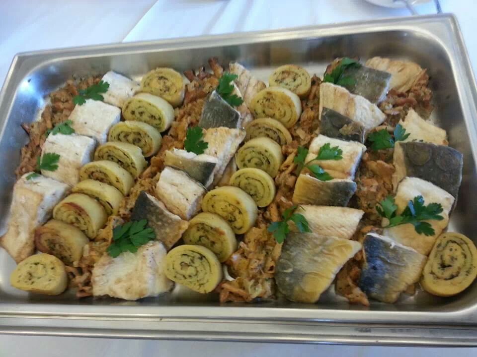Warmes Buffet mit Alpenlachs Filet und Kartoffel - Kräuter Rouladen an Pfifferling Ragout
