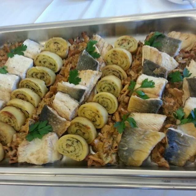 Warmes Buffet mit Alpenlachs Filet und Kartoffel - Kräuter Rouladen an Pfifferling Ragout