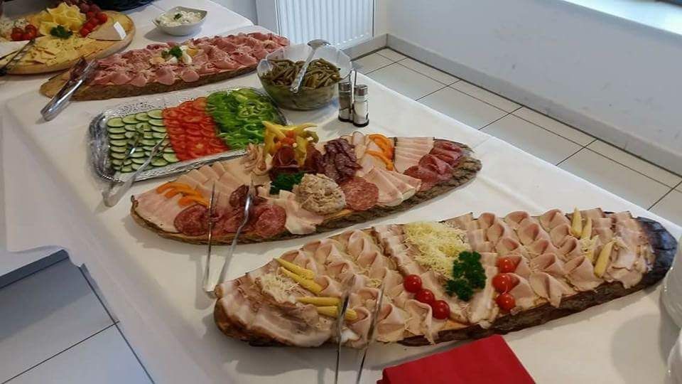 Buffet mit rustikalen Aufschnittplatten 