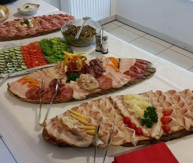 Buffet mit rustikalen Aufschnittplatten 