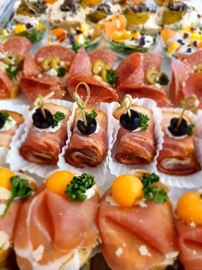 Kalte Fingerfood Happen - Canapé mit Thunfisch Aufstrich, Prosciutto mit Melonen Bällchen, Canapé mit Mortadella und Oliven, Rinderrohschinken Röllchen mit Gervais Creme und Parmesan Parmesan 