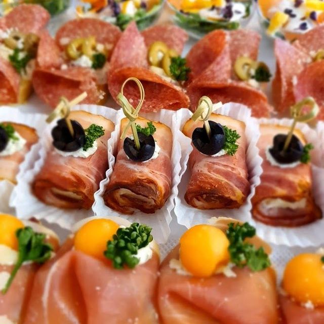 Kalte Fingerfood Happen - Canapé mit Thunfisch Aufstrich, Prosciutto mit Melonen Bällchen, Canapé mit Mortadella und Oliven, Rinderrohschinken Röllchen mit Gervais Creme und Parmesan Parmesan 