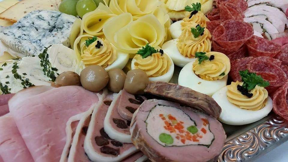 Exklusive Festtagsplatte mit Pasteten Käse und Rohschinken