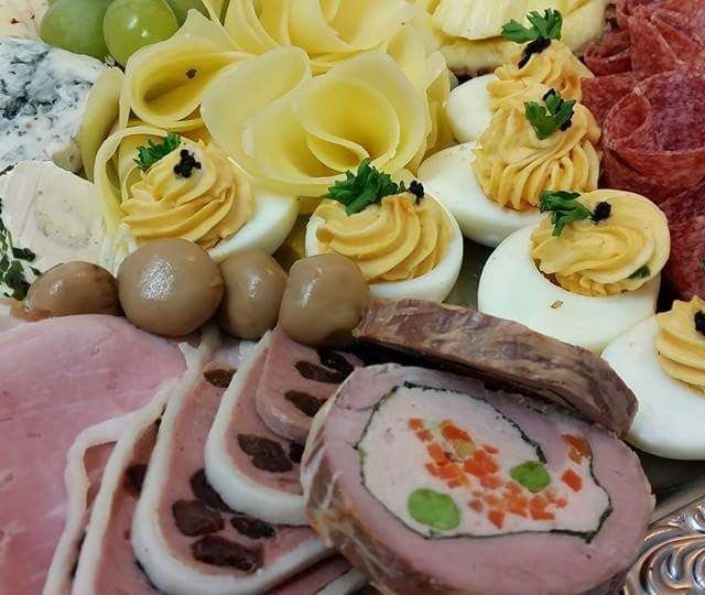 Exklusive Festtagsplatte mit Pasteten Käse und Rohschinken