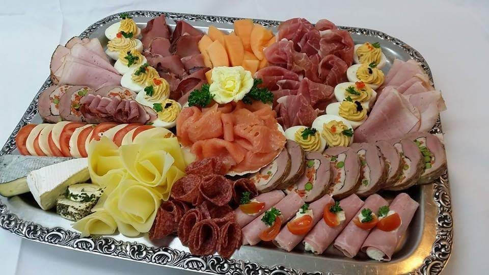 Exklusive Festtagsplatte mit Lachs und gefüllten Eiern