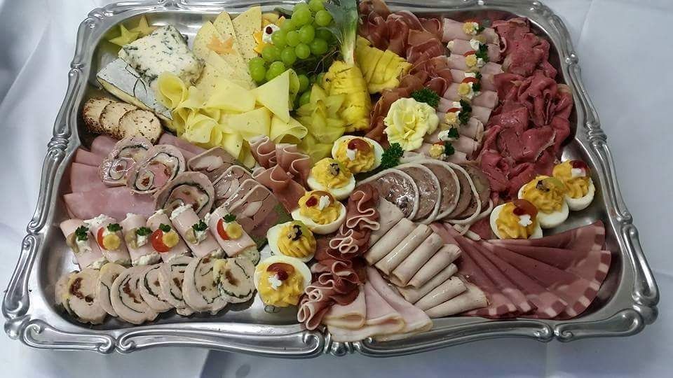Festtagsplatte mit Beef Tatar, gefüllter Putenbrust, Rehfilet mit Enten Paté, geräucherter Entenbrust, Schinkenröllchen mit Gervais Creme, gefüllte Eier, Schweinsfilet mit Gänseleber Creme, Wildhasen Terrine, Roastbeef, Prosciutto, Bresaola, Kümmel Karree, geräucherter Heilbutt, geräuchertes Makrelenfilet, Räucherlachs, geräuchertes Forellen Filet, Jägerpastete und Burgunder Schinken 