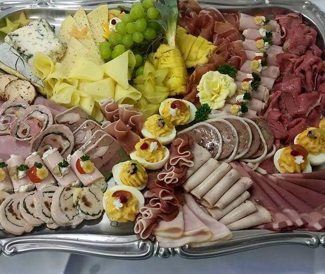 Festtagsplatte mit Beef Tatar, gefüllter Putenbrust, Rehfilet mit Enten Paté, geräucherter Entenbrust, Schinkenröllchen mit Gervais Creme, gefüllte Eier, Schweinsfilet mit Gänseleber Creme, Wildhasen Terrine, Roastbeef, Prosciutto, Bresaola, Kümmel Karree, geräucherter Heilbutt, geräuchertes Makrelenfilet, Räucherlachs, geräuchertes Forellen Filet, Jägerpastete und Burgunder Schinken 