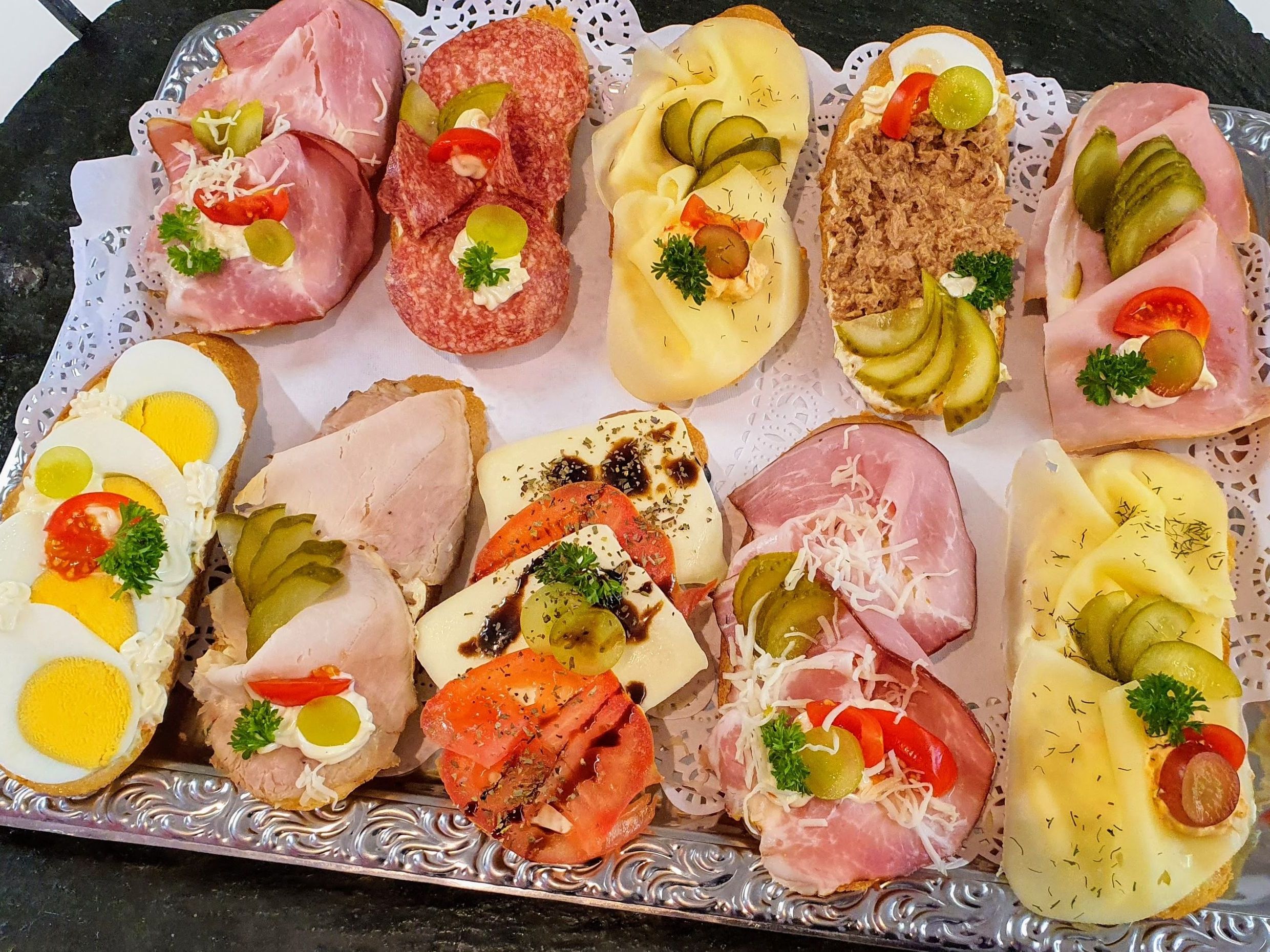 Gemischt belegte Sandwichbrötchen 