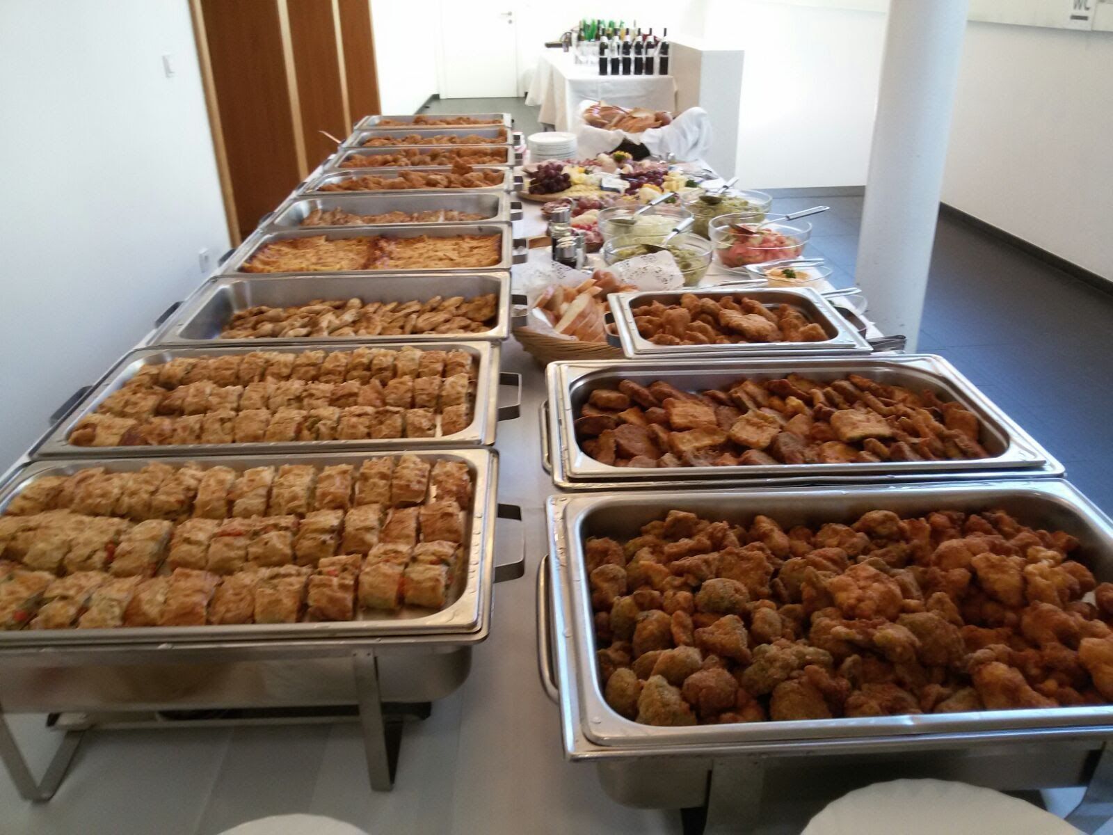 Warmes Buffet mit Backhühnchen, Filetwienerschnitzerl, gebackenem Gemüse, Spinatstrudel mit Feta und Salatauswahl